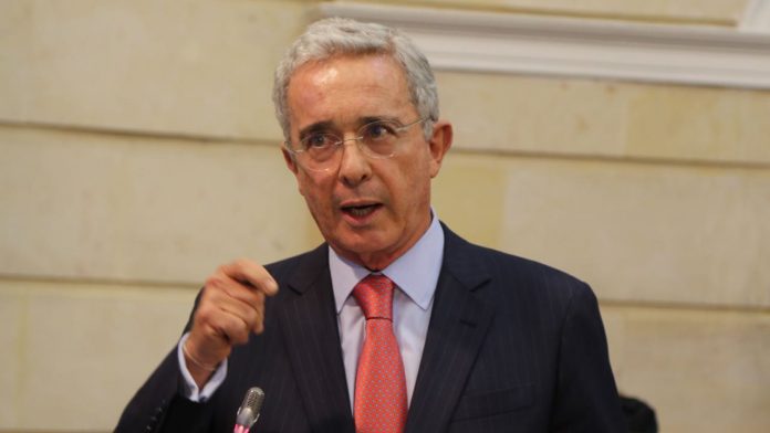 Álvaro Uribe rechazó envío de médicos cubanos a Colombia: “Así empezó la toma de Venezuela”
