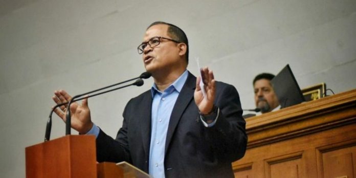 Diputado Valero denuncia red de extorsión contra migrantes retornados