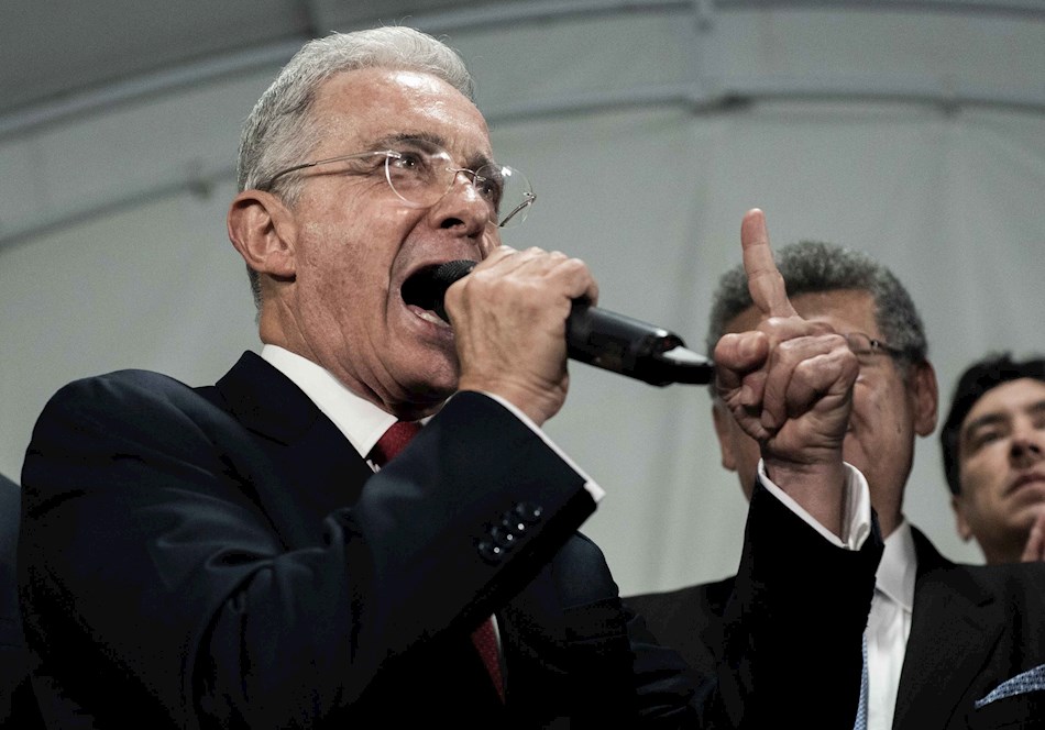 Álvaro Uribe renuncia a su curul en el Senado
