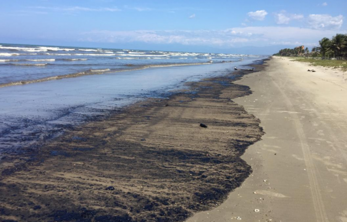 Derrame de petróleo de un barco de Pdvsa pone en riesgo el ecosistema del Parque Nacional Morrocoy
