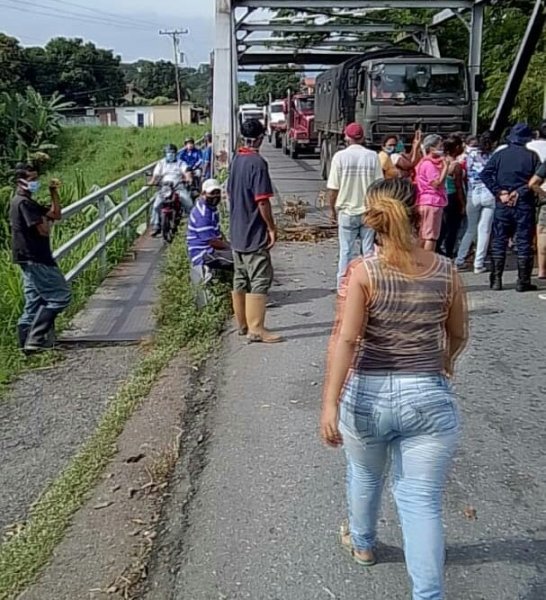Trancan la carretera Panamericana del El Vigía, exigiendo el suministro de gas doméstico #11Ago