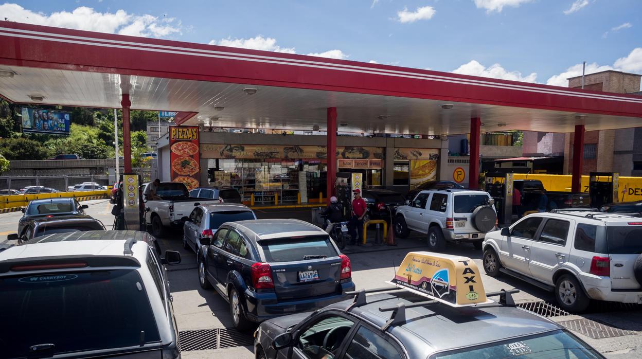 Desabastecimiento de gasolina llegó para quedarse incluso en Caracas