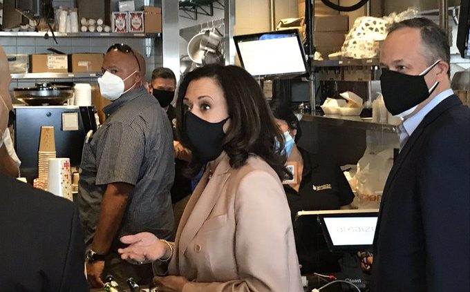 El «guiño» al voto latino que hace Kamala Harris al visitar un restaurante de arepas