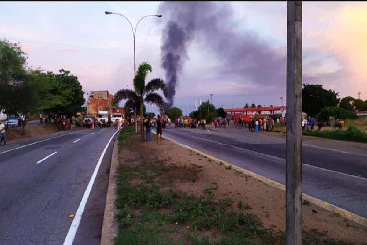 Siguen protestas por gas, luz y alimentos en Tucupita, Puerto Cabello y Los Teques