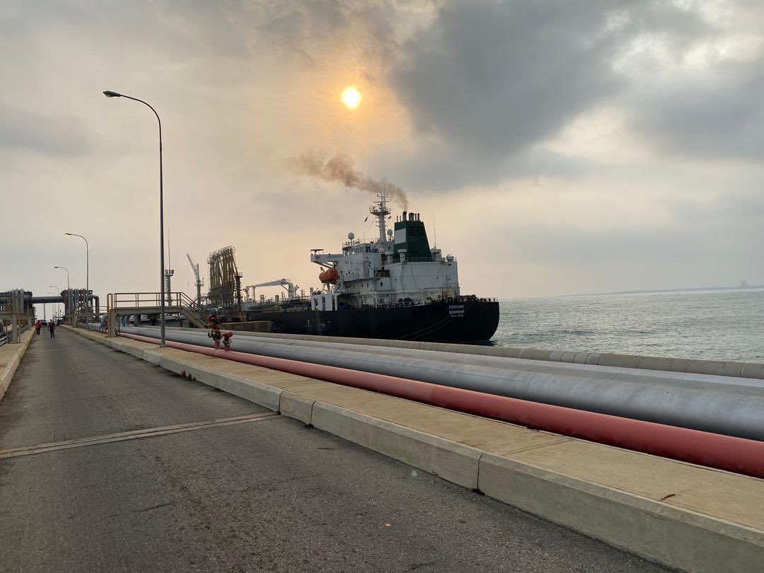 Otra tanda de gasolina iraní llega a Venezuela: Maduro normaliza dependencia