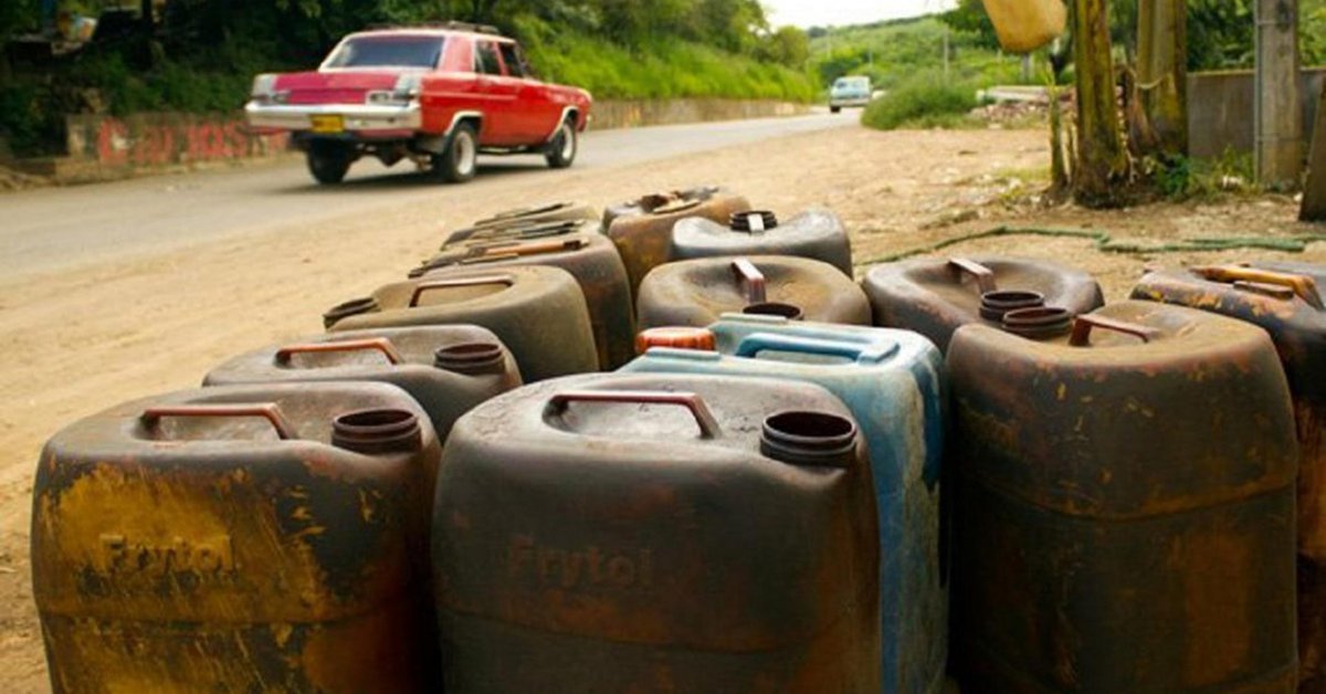 Colectivos chavistas, militares y guerrilleros se apropiaron del negocio del combustible en Venezuela: “Cada uno maneja estaciones de servicio en la frontera”