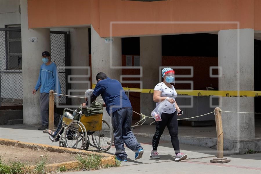 Venezolanos arriesgan sus vidas en los hospitales para cuidar a familiares con COVID-19