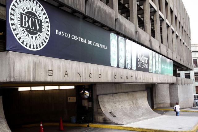 EN CLAVES: ¿Por qué el BCV chavista limita las transacciones con cuentas locales en divisas?