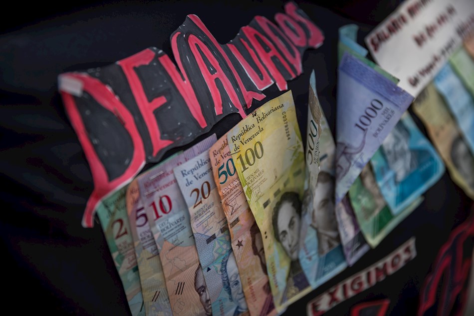 Nuevo billete de 100 000 bolívares vale solo 23 centavos de dólar