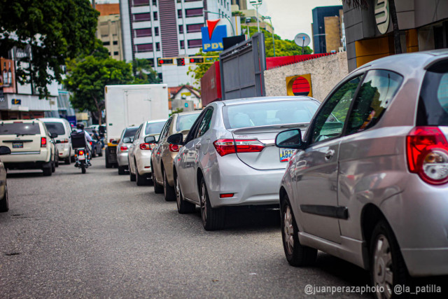 Pese a la llegada de buques iraníes, Caracas está full de colas en espera de combustible (Video)