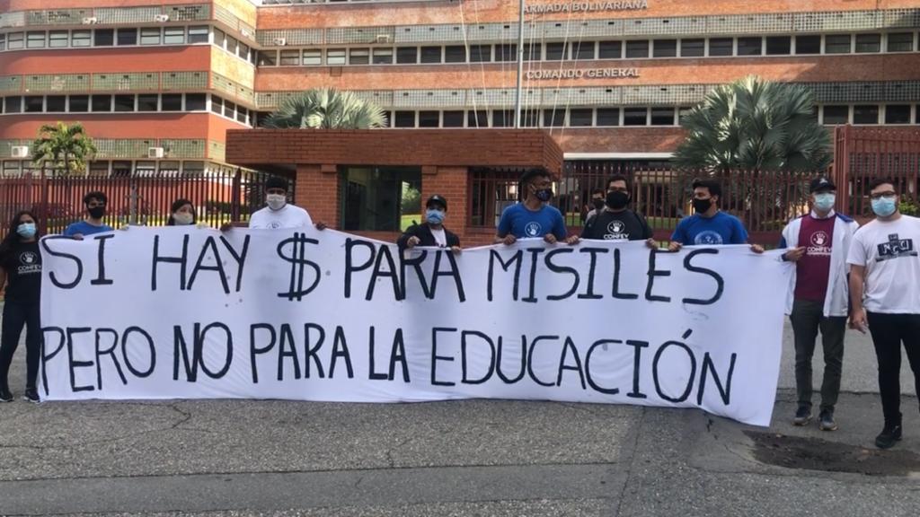 Estudiantes alzan la voz contra Maduro frente a la Comandancia General de la Armada (FOTO)