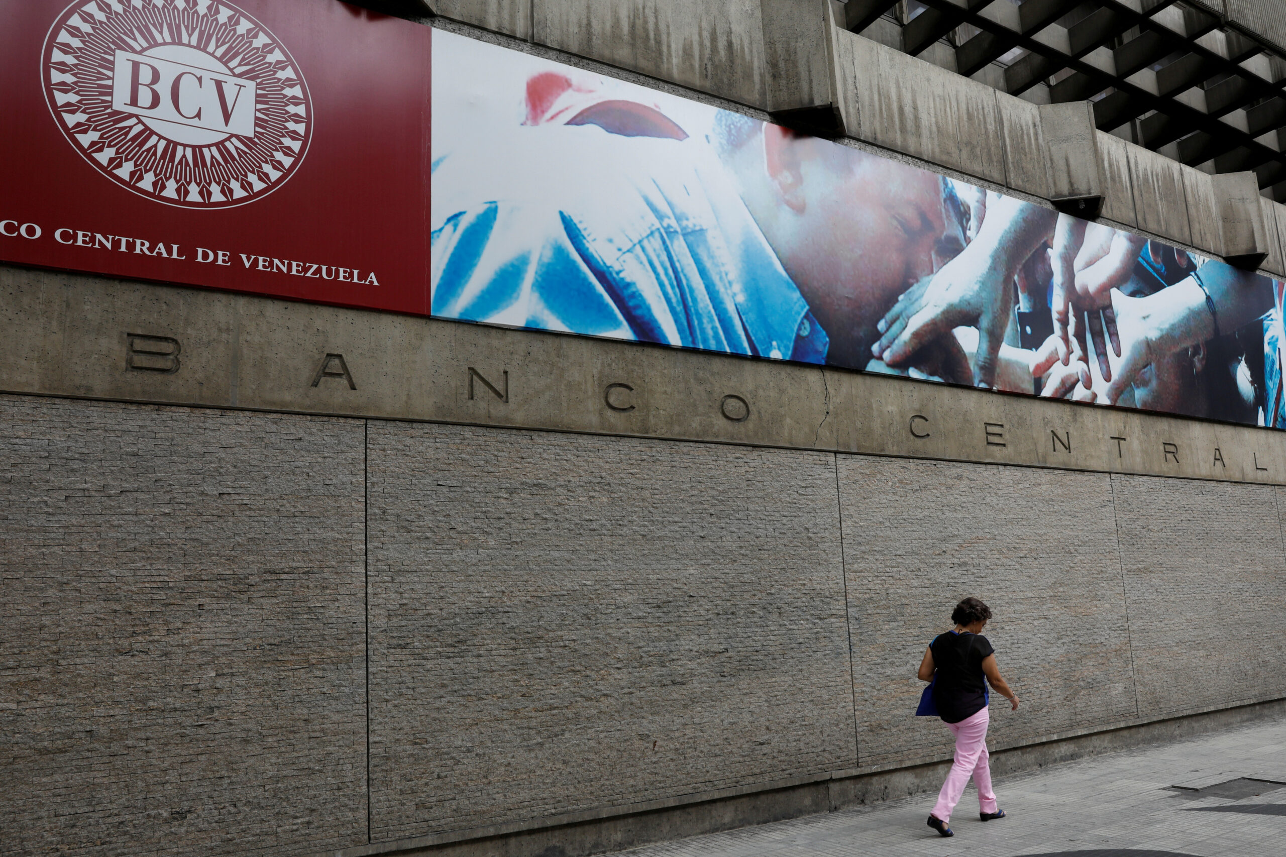 Régimen chavista discutirá plan de dolarización con bancos nacionales, según Bloomberg