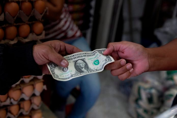 El precio del dólar paralelo en Venezuela supera el millón de bolívares