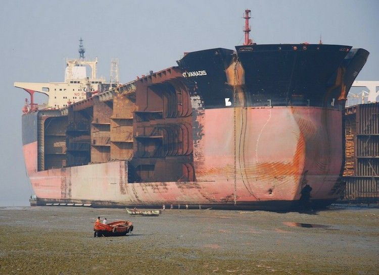 “Zombie” tankers triple Venezuela’s oil exports to China despite U.S. sanctions