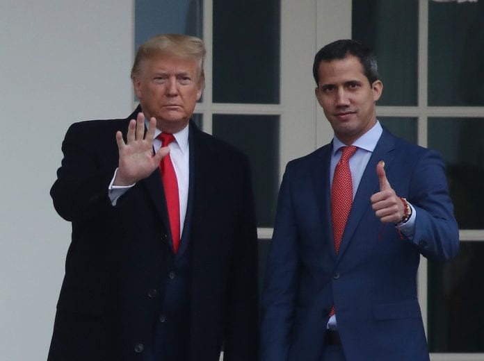 EE UU y Guaidó apoyan continuar sanciones individuales para presionar a Maduro