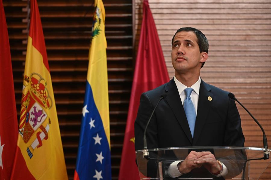 Guaidó anuncia extensión de su mandato y pide respaldo en las calles