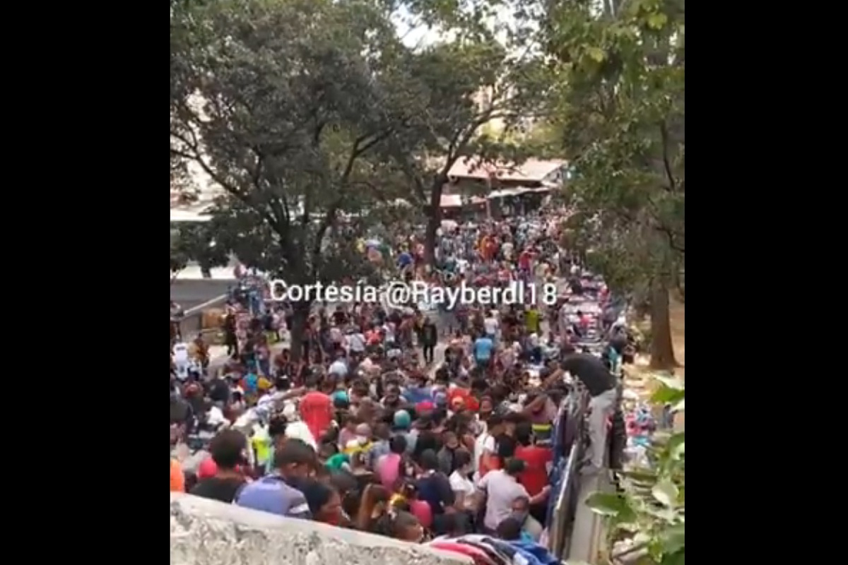 Mercado de La Hoyada en Caracas repleto de personas que no cumplen distanciamiento social