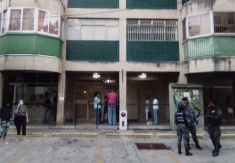 Tras llamado de Iris Varela, colectivos armados intentaron invadir edificio en El Recreo (Video)