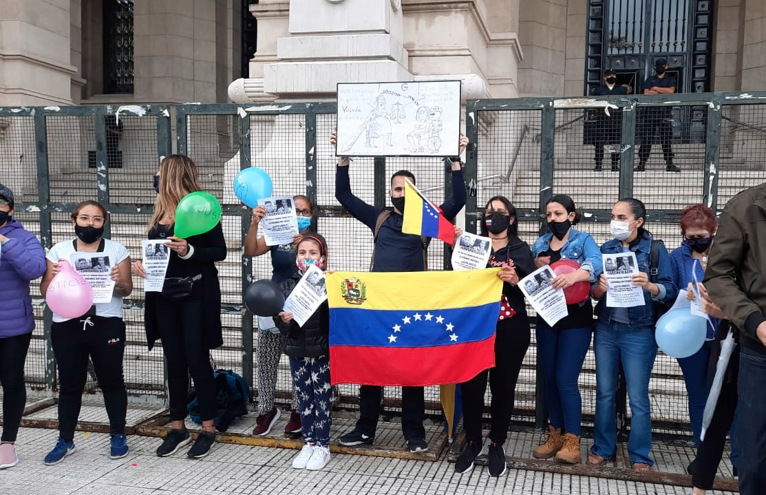 Protestaron frente a tribunales en Buenos Aires por caso de abuso a joven venezolana (Video)
