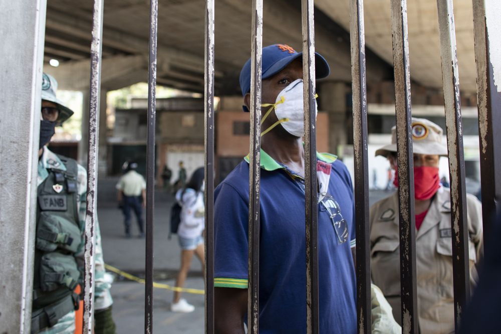 Bloomberg: Las señales que anticipan un inminente aumento en las muertes por Covid-19 en Venezuela