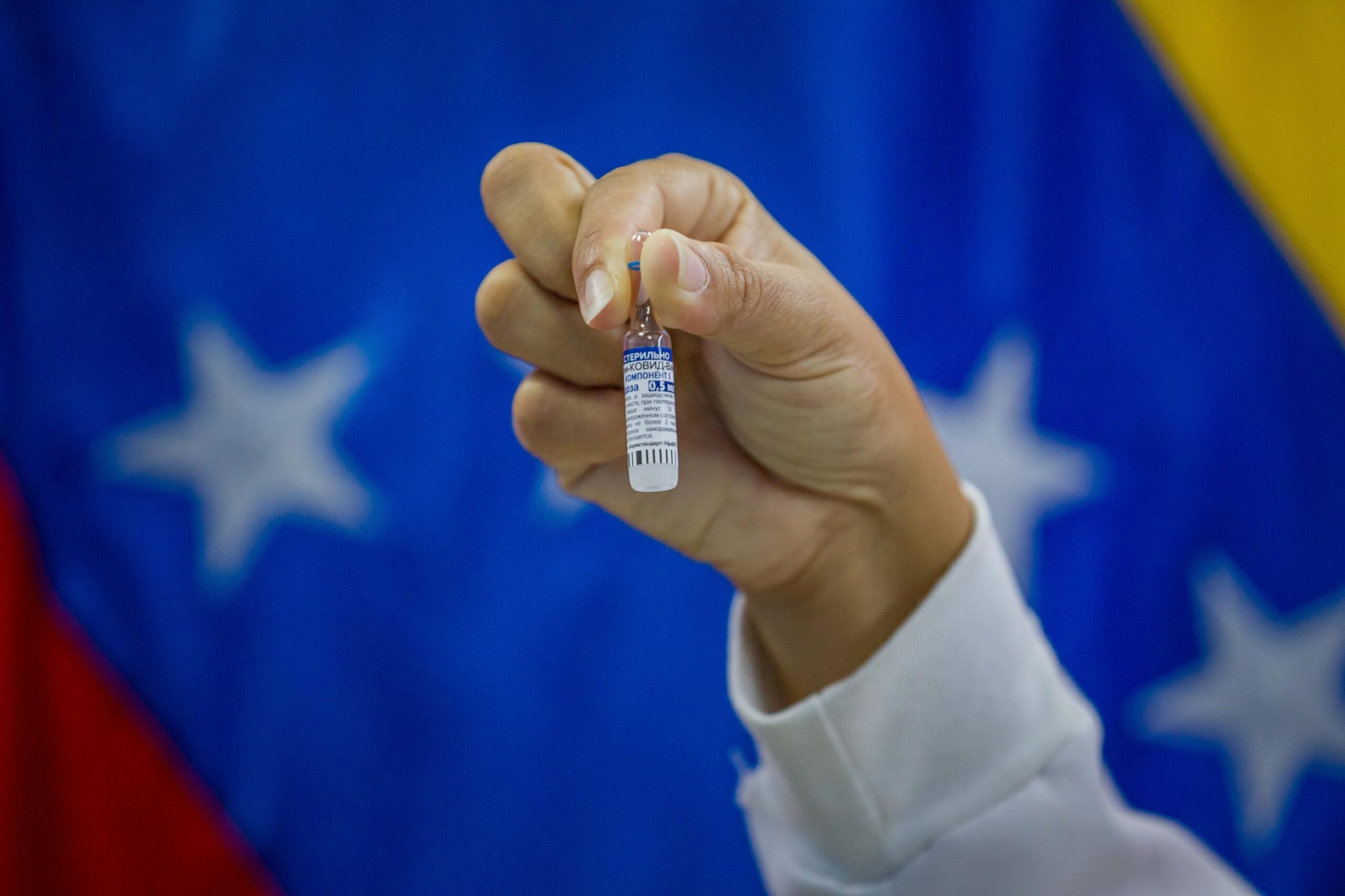 Diputados chavistas reciben vacunas antes que ancianos y personal de salud