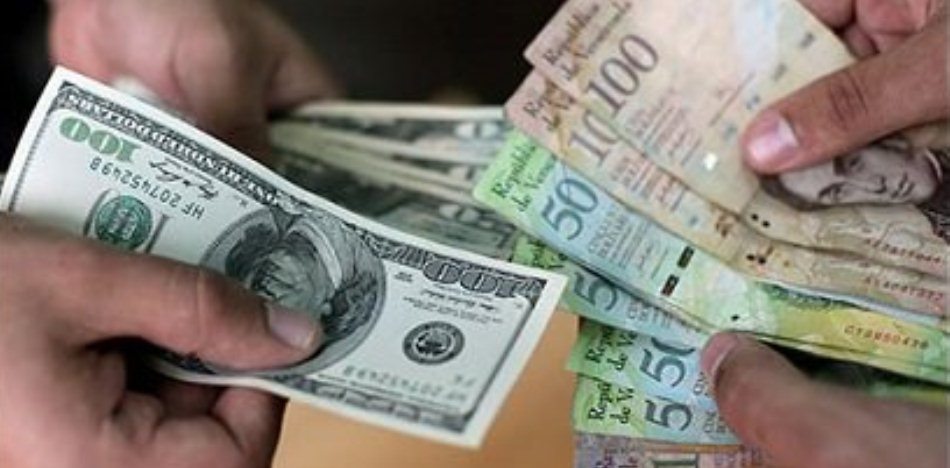 Venezuela: seis colas bancarias para comprar un dólar en efectivo