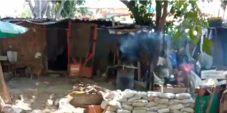 Aragüeños, obligados a cocinar a leña ante la escasez de gas doméstico (VIDEO)