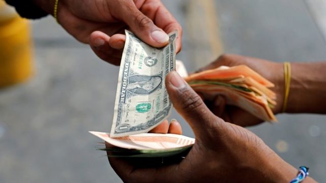 Crisis en Venezuela | «Me dan un billete de US$20 por 18 billetes de US$1»: los problemas de encontrar cambio en dólares