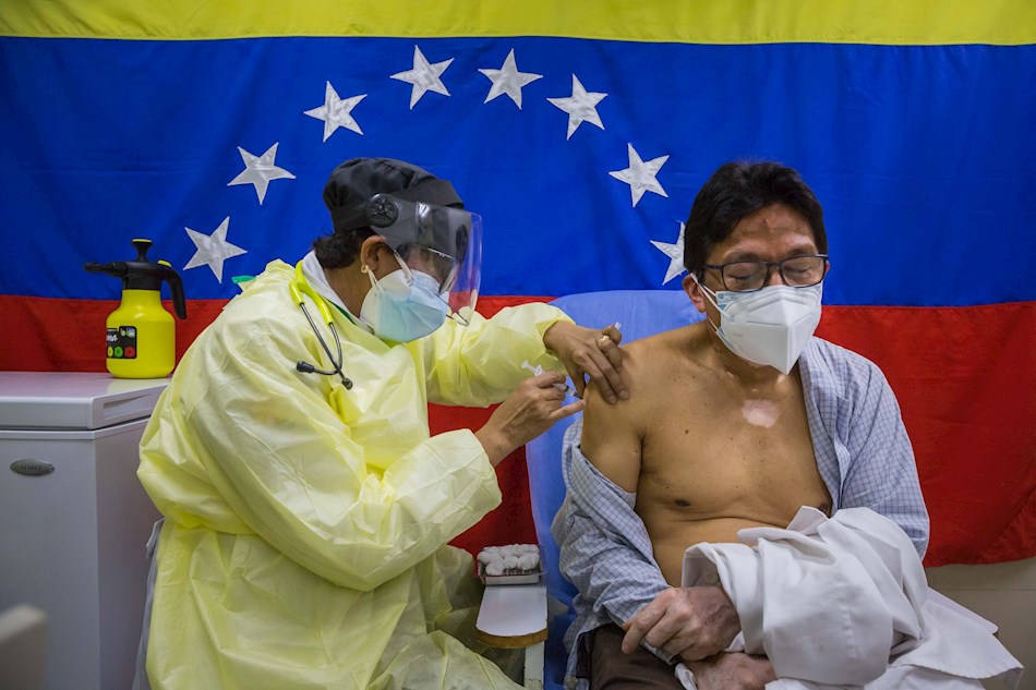 Denuncian que venden las vacunas en Venezuela por 300 dólares