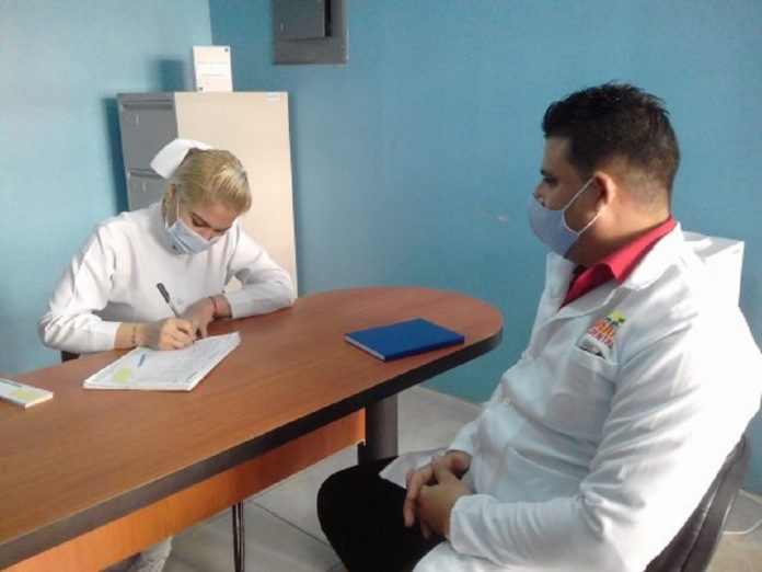 Régimen vacunó a 95% de los médicos cubanos que trabajan en el país
