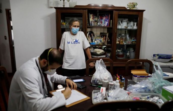 Reuters: venezolanos con covid-19 buscan médicos a domicilio ante desmoronamiento del sistema de salud