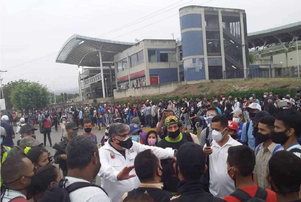 Una multitud se salta medidas de bioseguridad y entra al ferrocarril de los Valles del Tuy