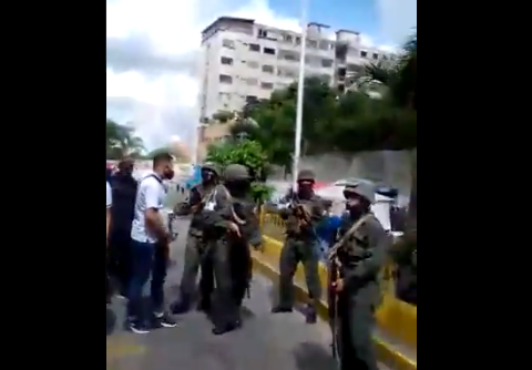 “Vamos a matarnos uno a uno”: El enfrentamiento entre colectivos y policías militares de Maduro en una bomba de gasolina (VIDEO)