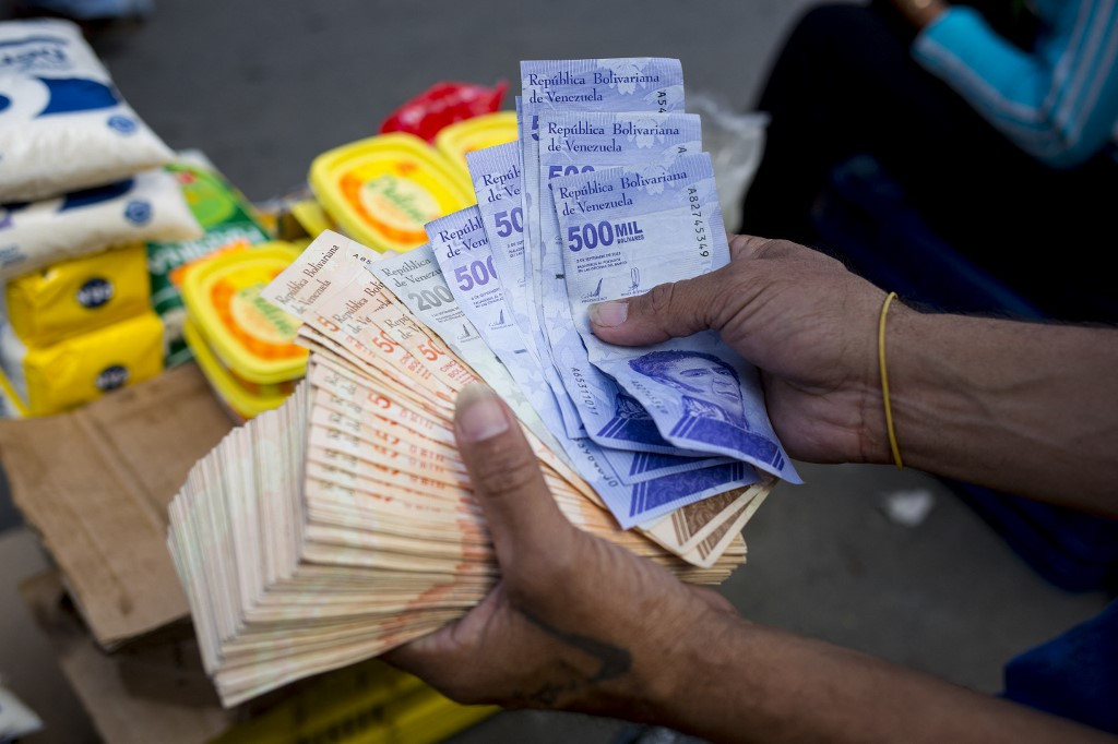 Cantidad de ceros en el bolívar colapsa el sistema financiero en Venezuela