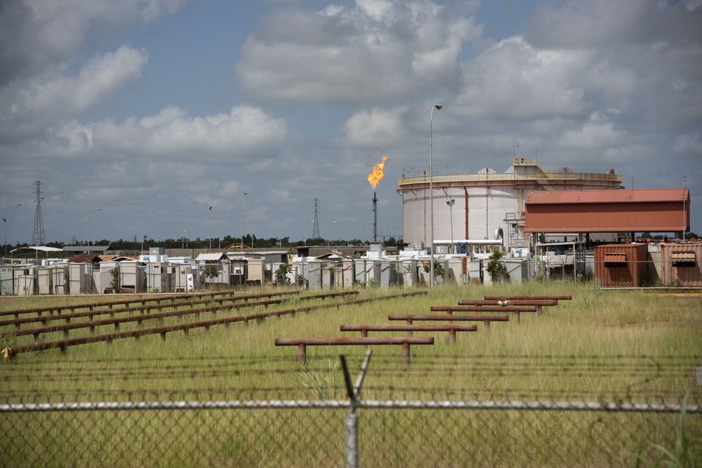 Bloomberg: Desesperada, Pdvsa intenta producir combustible en mejoradores de crudo