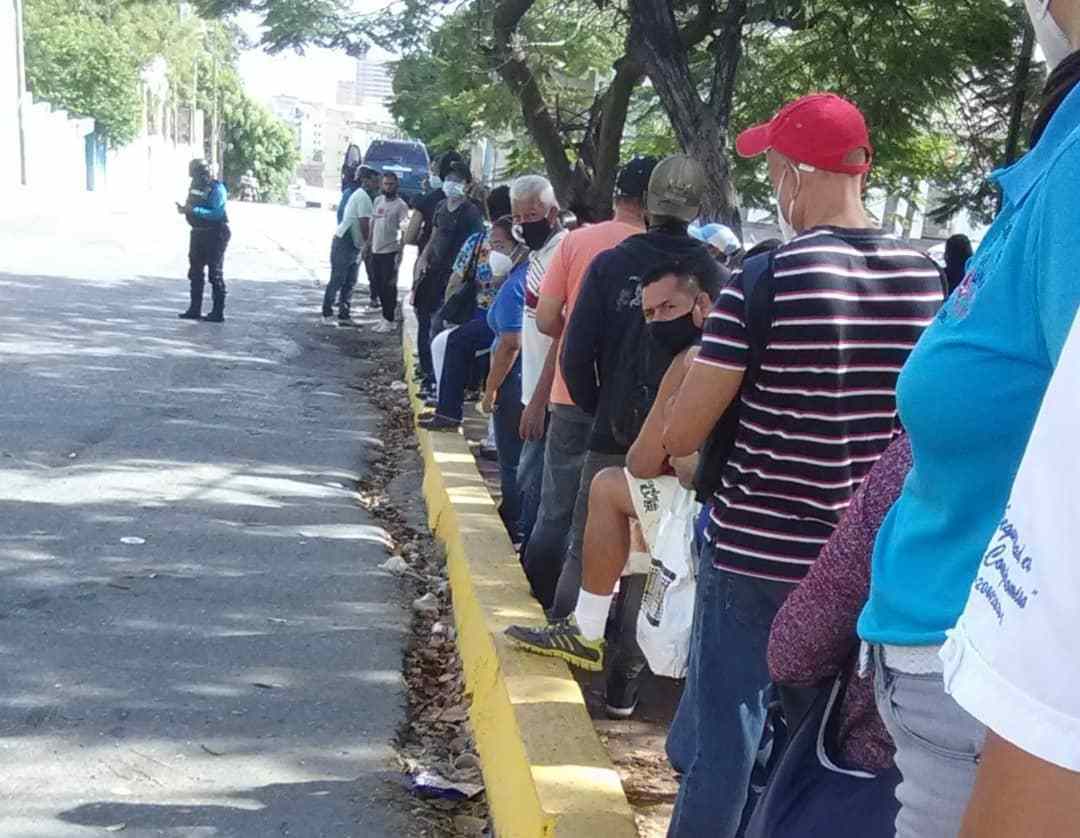 En Caraballeda, estado Vargas los ciudadanos pueden pasar hasta cuatro horas esperando transporte público #27May (Fotos)