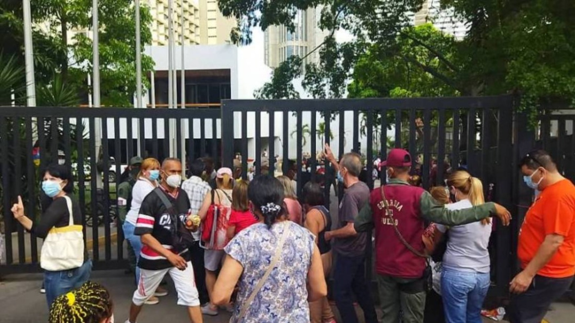 Se registró trifulca en cola para vacunarse contra la COVID-19